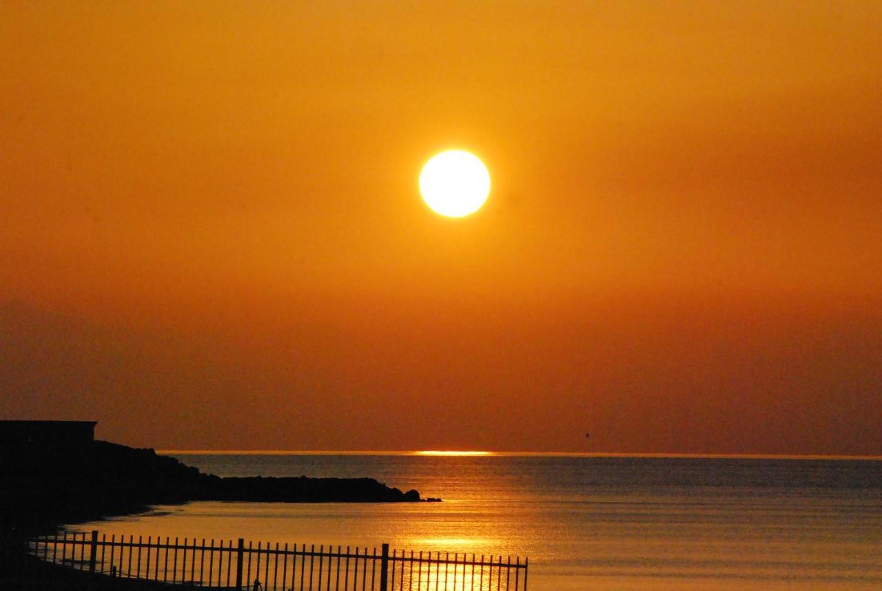 Tramonto Sul Mare - Sea Suite سافونا المظهر الخارجي الصورة