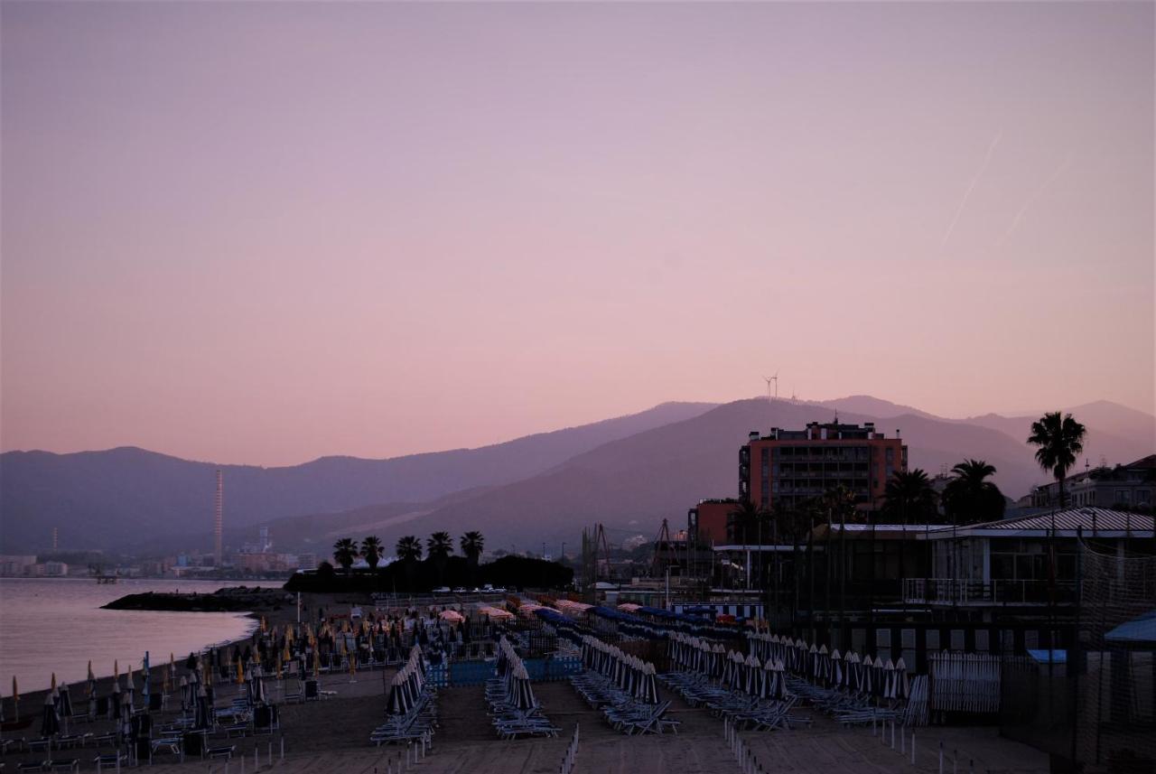 Tramonto Sul Mare - Sea Suite سافونا المظهر الخارجي الصورة