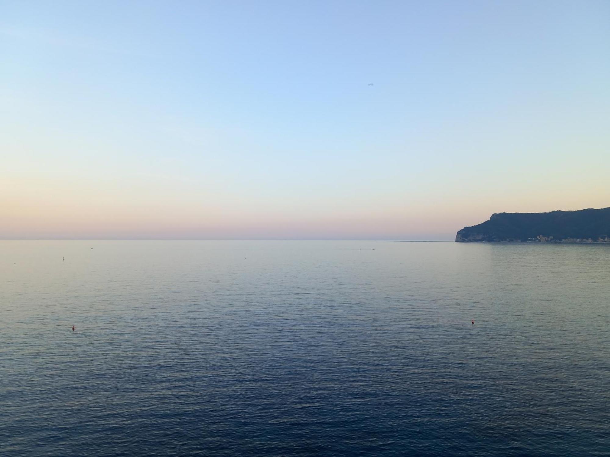 Tramonto Sul Mare - Sea Suite سافونا المظهر الخارجي الصورة